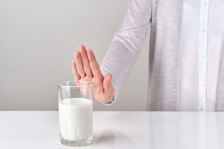 حساسية الحليب: الأعراض + 8 طرق طبيعية للتعامل معها