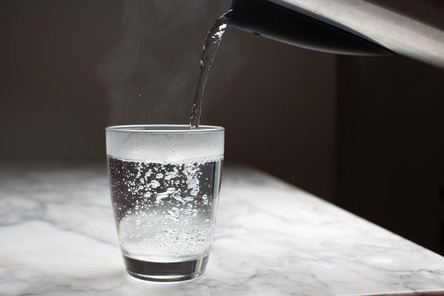 أهم 15 فائدة صحية رائعة لشرب الماء الساخن