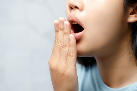 10 علاجات طبيعية للتخلص من رائحة الفم الكريهة بسرعة